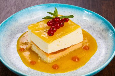 Geleneksel turuncu soslu cheesecake kırmızı frenk üzümü servis ediyordu.