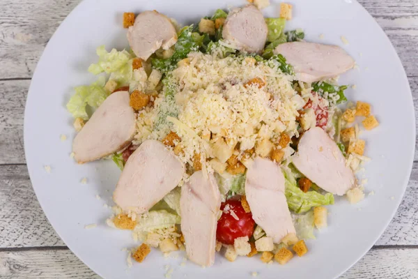 Tavuk göğsü ve parmesan peynirli Sezar salatası.