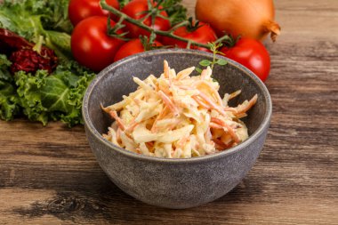 Lahana ve havuçlu vejetaryen lahana salatası.