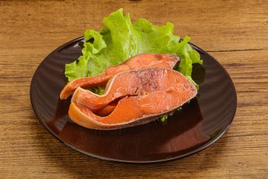 İki pembe somon balığı bifteği. Salata yaprağı.