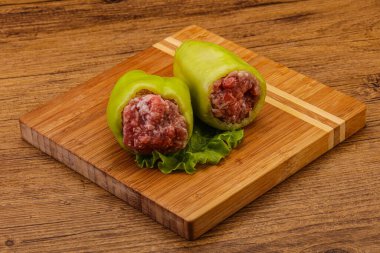 Çiğ dolma yeşil dolma biber ve et.