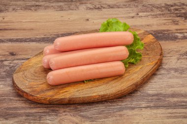 Lezzetli et sosisleri güverteye yığılmış.