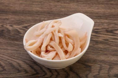 Lezzetli marine edilmiş mürekkep balığı kasede atıştırmalık parçalar.