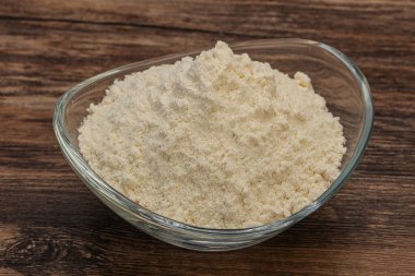 Buğday unu kasede yemek pişirmek için.