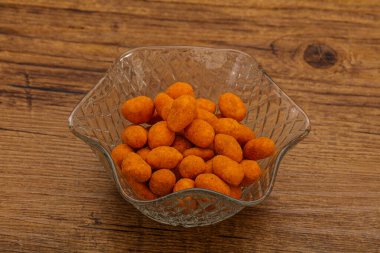 Baharatlı bbq fıstık yığını kasede