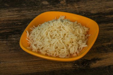 Buharda pişmiş Hint basmati pilavı.