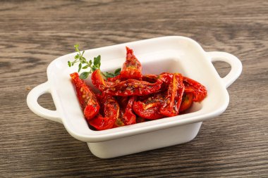 Zeytinyağlı, güneşte kurutulmuş domates, otlar ve baharatlar.