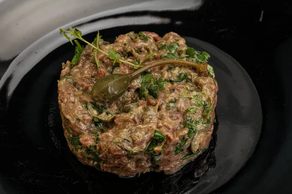 Kaparili çiğ tartar atıştırmalığı.