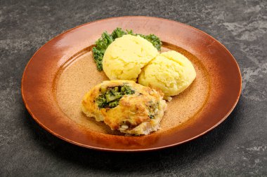 Patates püresi ve peynirli kızarmış pangasius fileto.