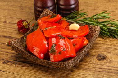 Baharatlı marine edilmiş kırmızı dolma biber.