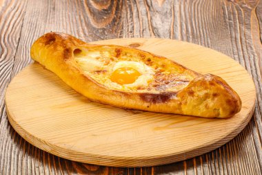 Geleneksel Gürcistan mutfağı peynirli Adjarian Khachapuri.