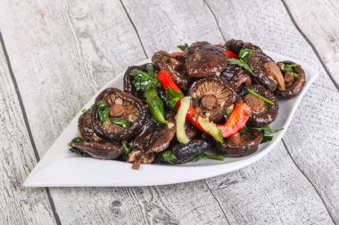 Baharatlı ve otlu terbiye edilmiş Shiitake mantarı.