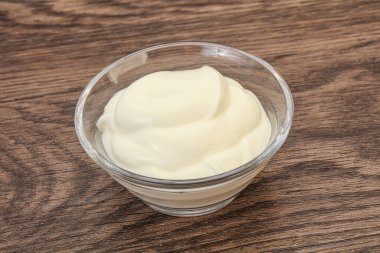 Süt ekşi krema kasede