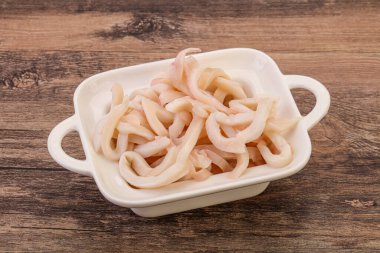 Lezzetli marine edilmiş mürekkep balığı kasede atıştırmalık parçalar.