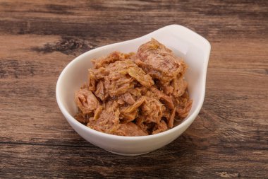 Salata için konserve ton balığı filetosu.