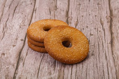 Tatlı ve çıtır çıtır zencefilli kurabiye yığını