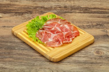 Lezzetli tütsülenmiş domuz budu.