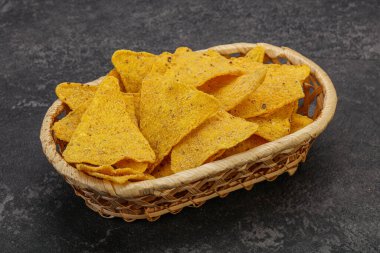 Meksika mısır cipsi üçgen yığını.