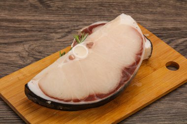 Çiğ köpekbalığı bifteği pişirmek için biberiye servis edilir.