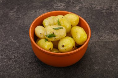 Kasede taze haşlanmış patates soğan servis edildi.