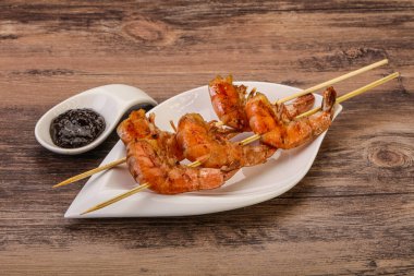 Biber soslu Asya usulü karides şişi.