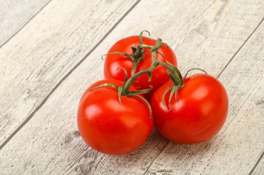 Kırmızı parlak olgun ve tatlı domates dalı