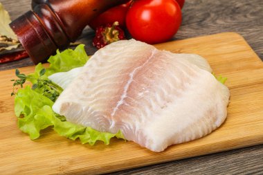 Pişirmek için çiğ pangasius fileto balığı.