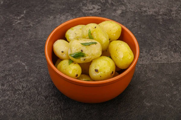 Kasede taze haşlanmış patates soğan servis edildi.