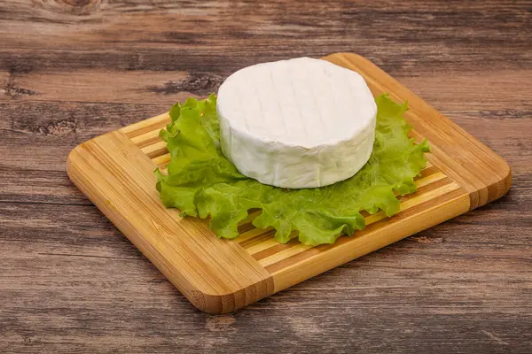 Delizioso Brie Tradizionale Formaggio Morbido Rotondo — Foto Stock