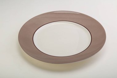 Mutfak için boş renk tabağı izole edildi