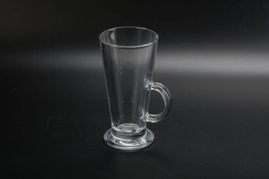 İzole edilmiş içecekler için boş cam bardak