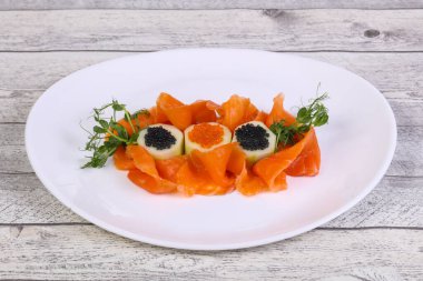 Kırmızı ve siyah havyarlı dilimlenmiş somon balığı