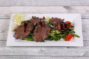 Yeşil fasulye ve kiraz domatesli biftek salatası.