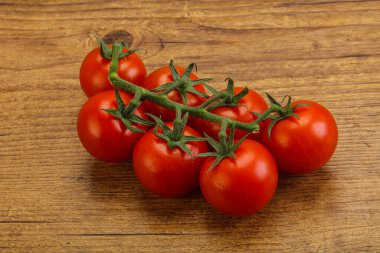 Taze olgun domates dalıyla izole edilmiş.