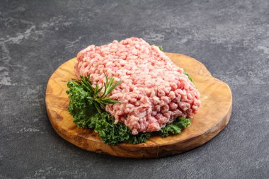 Pişirmek için çiğ domuz kıyması.