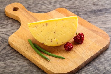 Cevizli sert peynir tuğlası.