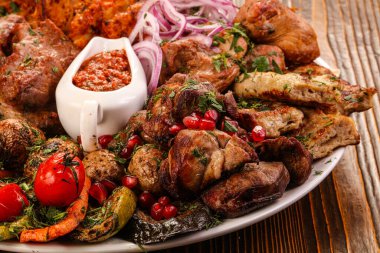 Biftek, domuz eti, kuzu eti ve tavuk karışımı.