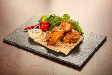 Tavuk şiş kebap. Sebze ve soğan servis edildi..