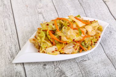 Bitki ve baharatlı lahana salatası.