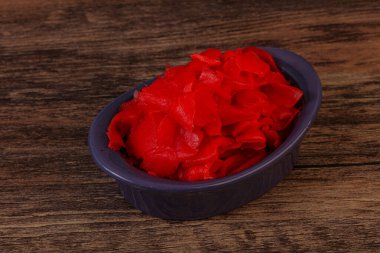 Asya mutfağı terbiye edilmiş zencefil kökü kasede.