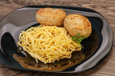 Peynirli spagetti ve ev yapımı tavuk pirzolası.