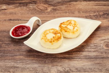 Kahvaltıda çilek reçelli süzme peynirli krep.