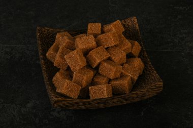 Kahverengi baston şeker yavruları kasede