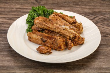 Baharatlı ve otlu domuz pirzolası.