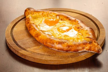 Geleneksel Gürcistan mutfağı peynirli Adjarian Khachapuri.