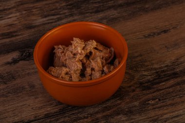 Salata için konserve ton balığı filetosu.