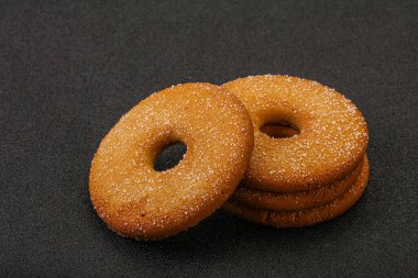 Tatlı ve çıtır çıtır zencefilli kurabiye yığını