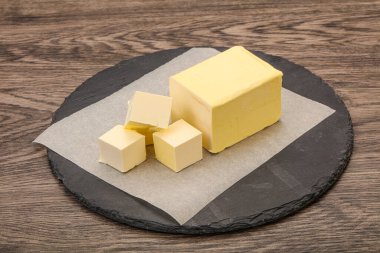 Sütlü doğal sarı tereyağı.