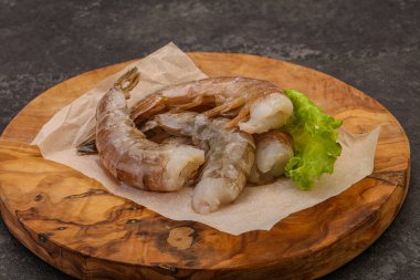 Çiğ kaplan karides yığını yemek için.