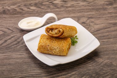 Ekşi kremalı krep.